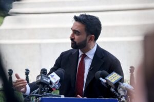 Trump Accused of Meddling in NYC Race to Help Cuomo Defeat Mamdani 22